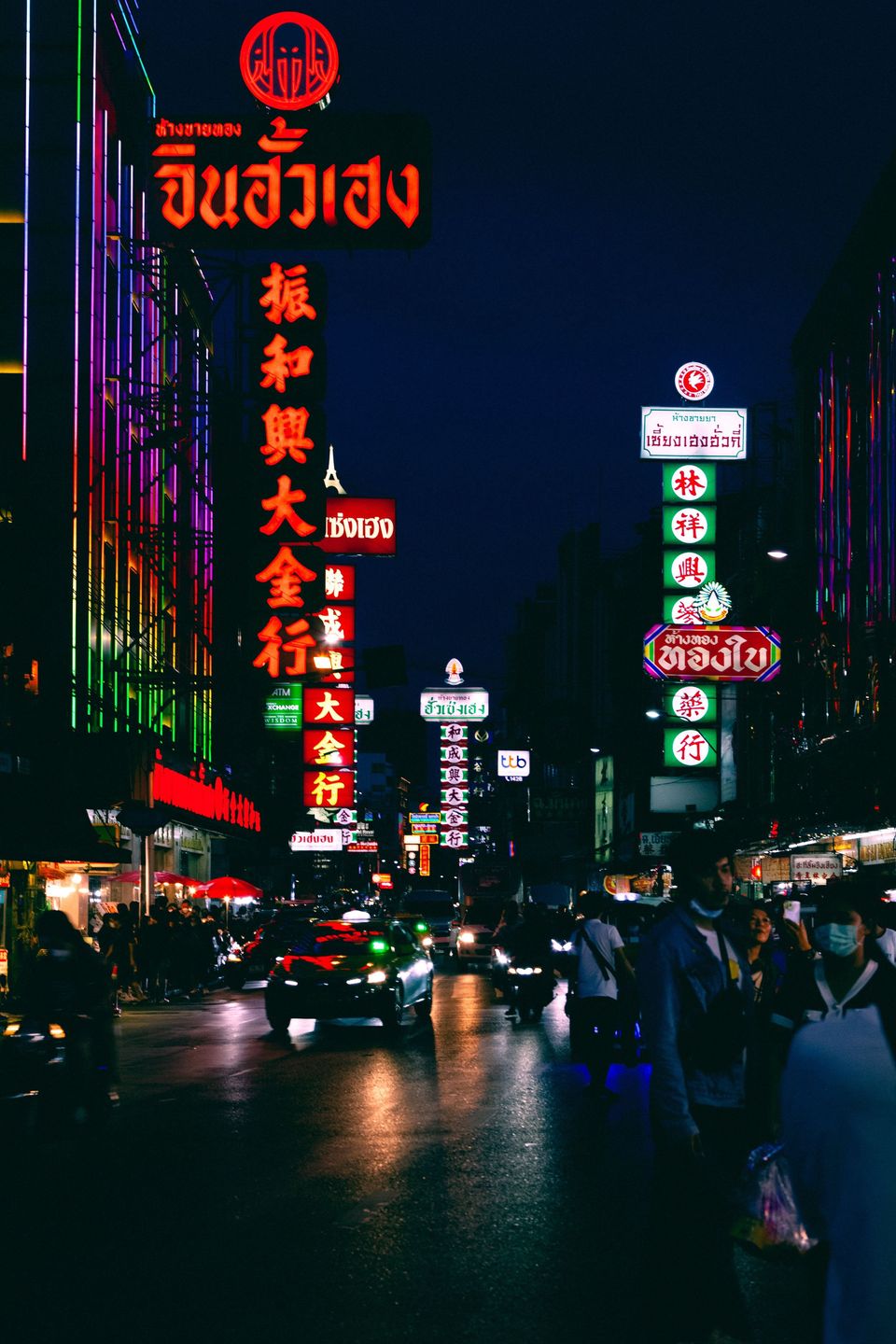 Bangkok nocą tętni życiem