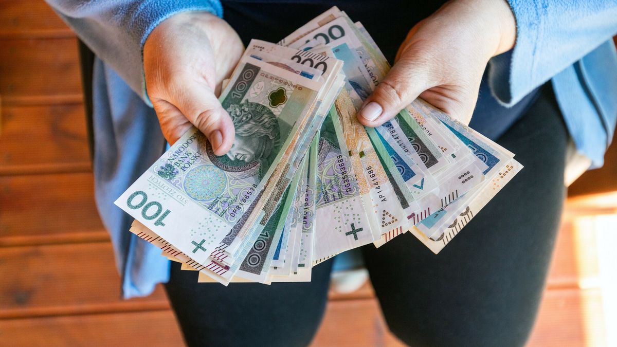 Stock Arkadiusz Zi�?ek
Fot. Arkadiusz Ziolek/East News. 
n/z Polskie banknoty w reku starszej kobiety.
ARKADIUSZ ZIOLEK