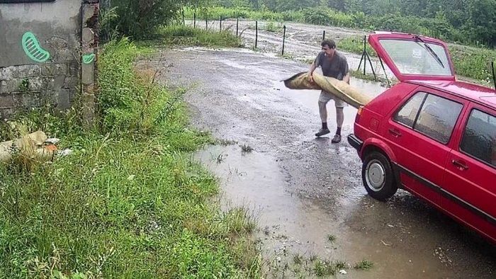 Śląskie. Nieznany sprawca w Bytomiu przywiózł dywany i podrzucił je w niedozwolonym miejscu.
