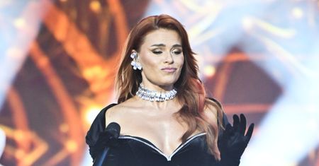Natasza Urbańska promuje nowy singiel, pozując TOPLESS. Fani krótko: "Pomysłowa okładka"