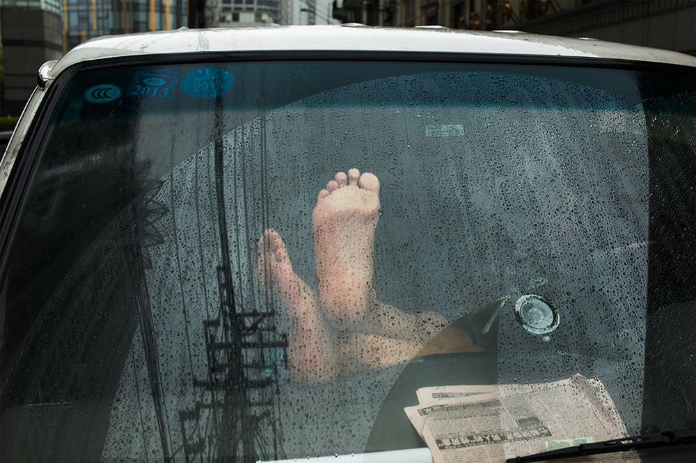"Fotografia to oddanie balansu między próbą zrozumienia, a tym, żeby sobie po prostu być" - mówi dokumentalista Jan Cieślikiewicz 24