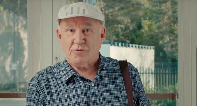 NBP chwali się, że ceny nie rosną. W spocie staruszkowi po zakupach „znowu zostało więcej”