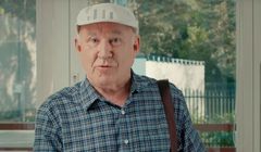 NBP chwali się, że ceny nie rosną. W spocie staruszkowi po zakupach „znowu zostało więcej”