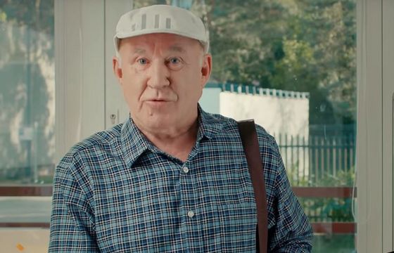 NBP chwali się, że ceny nie rosną. W spocie staruszkowi po zakupach „znowu zostało więcej”