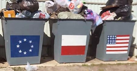 Zdjęcia z Rosji. Na śmietnikach pojawiły się flagi
