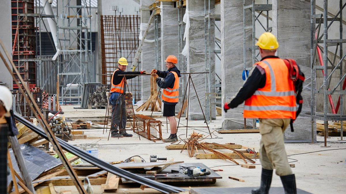 Brakuje pracowników w Polsce. Wakaty coraz częściej przejmują Azjaci 