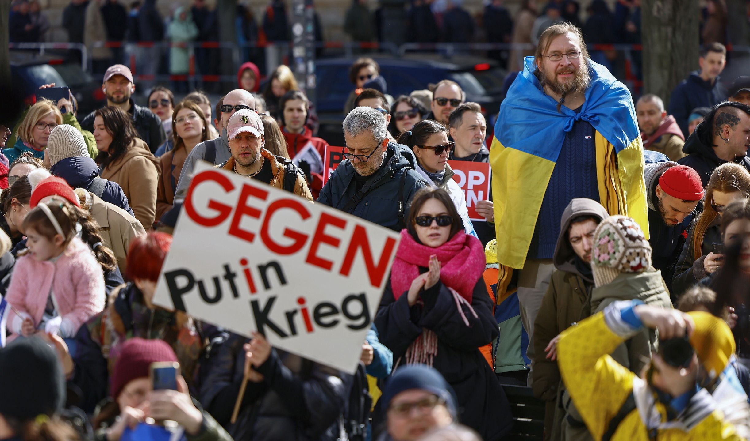 People carry placards as they attend a protest against the Putin regime in front of the Russian embassy in Berlin, Germany, 17 March 2024. Parallel to the presidential election in Russia, people are protesting on the streets with the slogan, 'No more Putin, war, lies, and repression'. EPA/HANNIBAL HANSCHKE Dostawca: PAP/EPA.