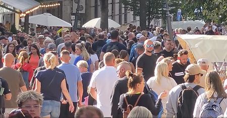 Ostatni weekend wakacji w polskim kurorcie. Tłumy na głównym deptaku