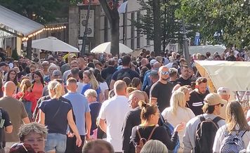 Ostatni weekend wakacji w polskim kurorcie. Tłumy na głównym deptaku