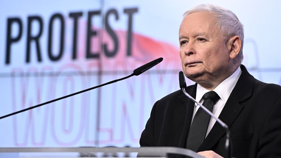 Warszawa, 03.01.2024. Prezes Prawa i Sprawiedliwości Jarosław Kaczyński podczas konferencji prasowej w siedzibie ugrupowania przy ulicy Nowogrodzkiej w Warszawie, 3 bm. (amb) PAP/Radek Pietruszka