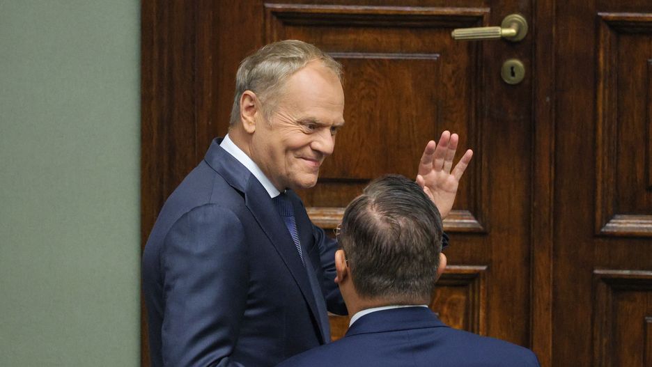 Warszawa, 06.08.2025. Uroczystość zaprzysiężenia Prezydenta RP Karola Nawrockiego przed Zgromadzeniem Narodowym. Premier Donald Tusk (L) i minister rolnictwa Stefan Krajewski (P) na sali posiedzień Sejmu w Warszawie, 6 bm. Karol Nawrocki, dotychczasowy prezes IPN, zostanie zaprzysiężony na Prezydenta Rzeczypospolitej Polskiej. Podczas Zgromadzenia Narodowego następca Andrzeja Dudy złoży przysięgę prezydencką, po której formalnie obejmie urząd głowy państwa. (mr) PAP/Paweł Supernak