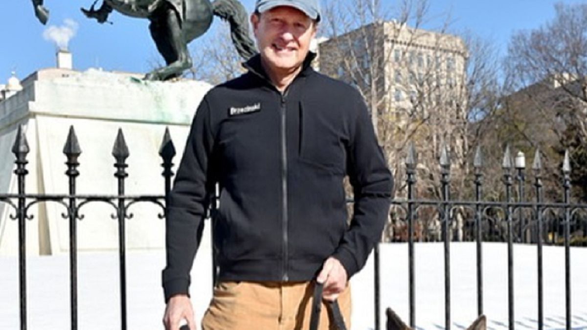 Nowy ambasador pokazał swojego psa.