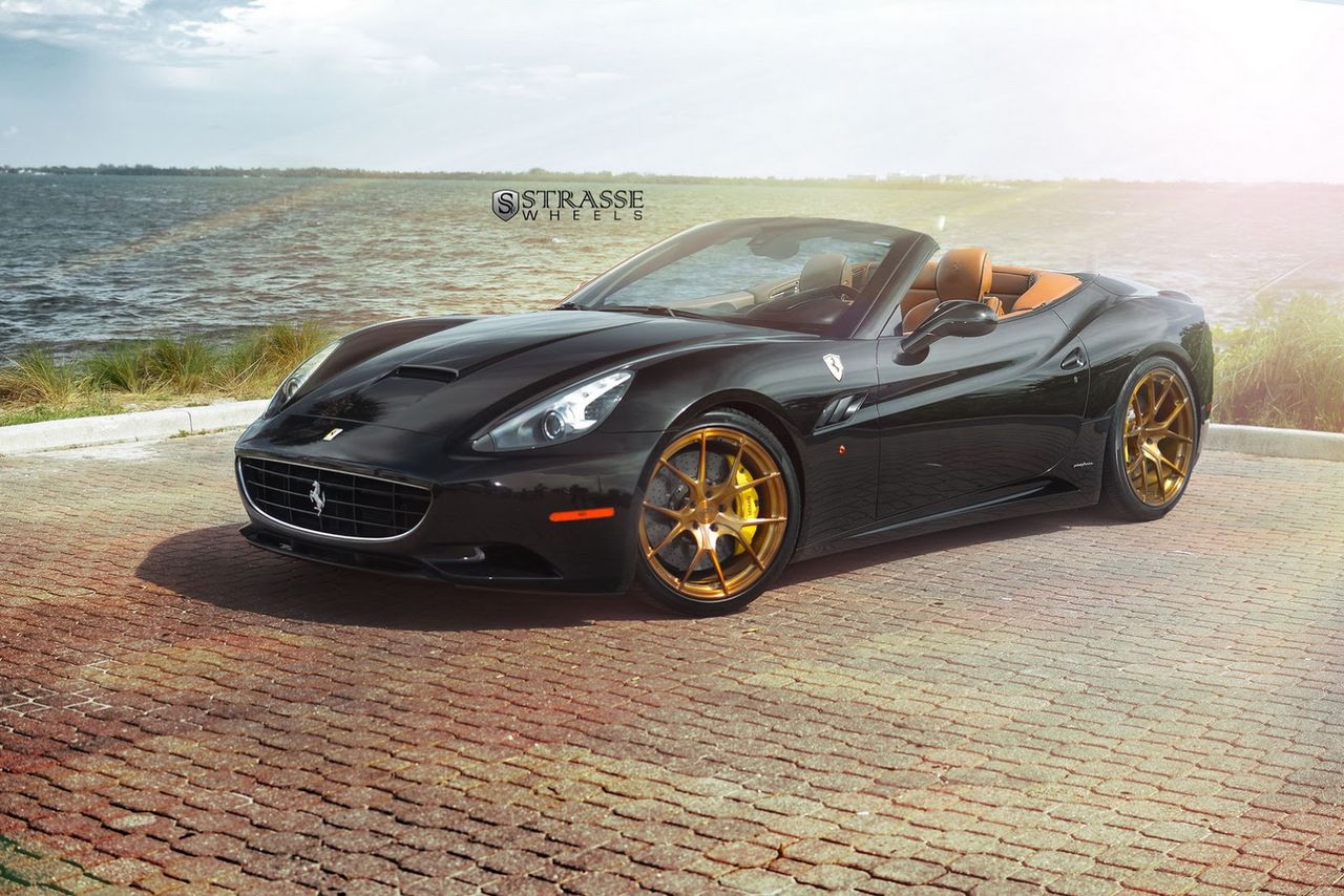 Ferrari California w kolorze Nero Daytona na brązowych felgach