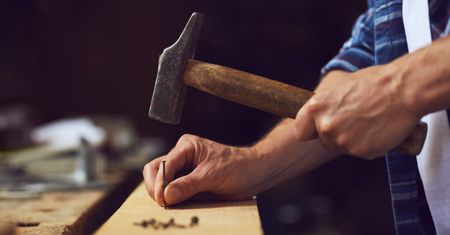 Jak wbić gwoździe bez bólu? 5 skutecznych trików, które warto wypróbować