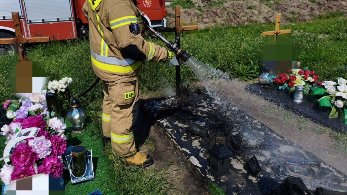 Pożar grobu na cmentarzu. Strażacy pokazali skutki