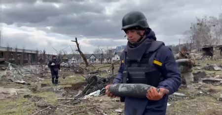 Rosyjskie ładunki wybuchowe w Buczy. Akcja oczyszczania terenów wyzwolonych w Ukrainie