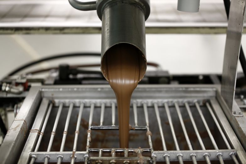 Mondelez International Inc.'s Cadbury Creme Egg Chocolate Production
Chocolate for Cadbury Creme Eggs is poured into a vat at the Bournville Cadbury factory, operated by Mondelez International Inc., in Birmingham, U.K. on Thursday, April 10, 2014. Mondelez, formerly Kraft Foods Group Inc.'s snack business, plans to spend $110 million on a new factory in Russia, navigating an increasingly tense geopolitical climate. Photographer: Simon Dawson/Bloomberg via Getty Images
Bloomberg
BUSINESS; CORPORATION; CORPORAT, EAME; EUROPE; FINANCE; FINANCIA, ECONOMY; ECONOMIC; ECO, EMEA; EUROPE, MANUFACTURER; FACTORY; INDUSTRY, SNACK; SNACKS; FOOD