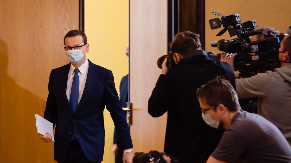 Na zdjęciu Mateusz Morawiecki wychodzący na konferencję prasową