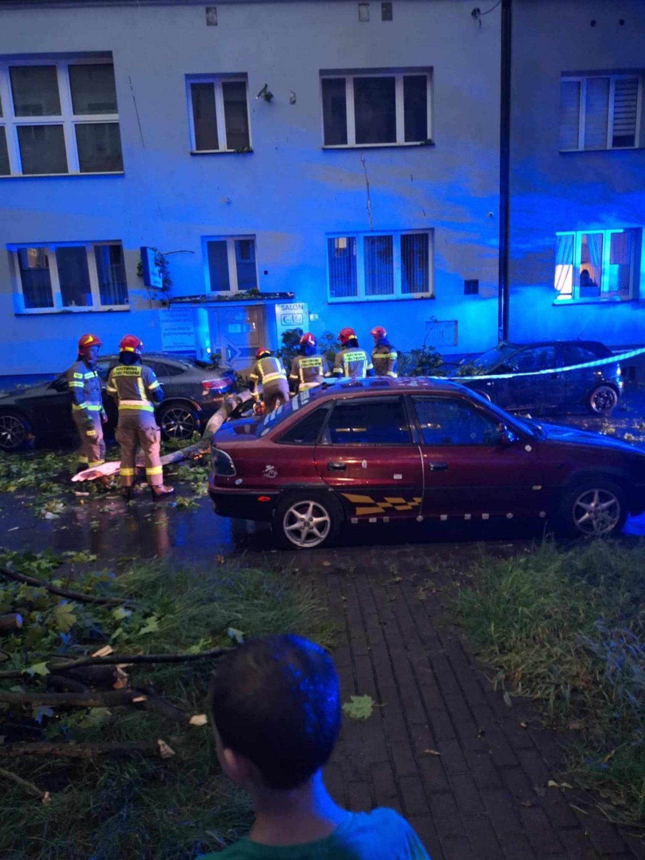 Niebezpieczne burze w woj. śląskim. Gwałtowne burze, ulewy i pożar szkoły od uderzenia pioruna