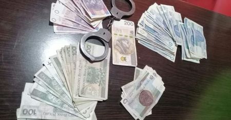 Wspólna akcja ostrowieckiej policji i Świętokrzyskiego Urzędu Celno-Skarbowego  przeciwko podmiotom nielegalnie urządzającym gry hazardowe