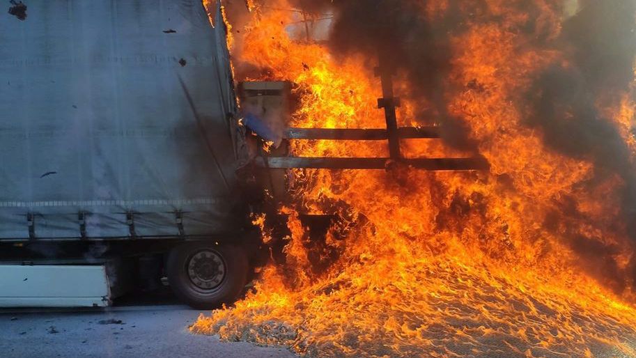 S3. Pożar ciężarówki z materiałami łatwopalnymi 