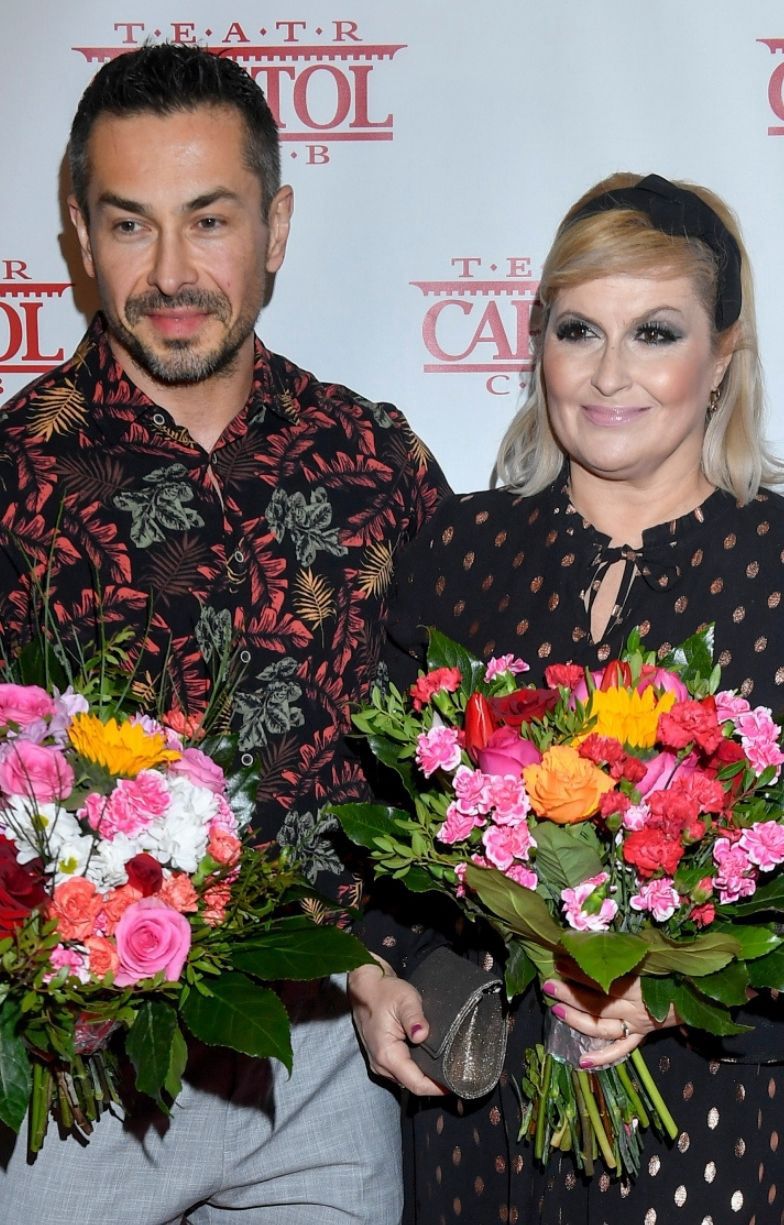 Katarzyna Skrzynecka i Marcin Łopucki pozują na premierze spektaklu