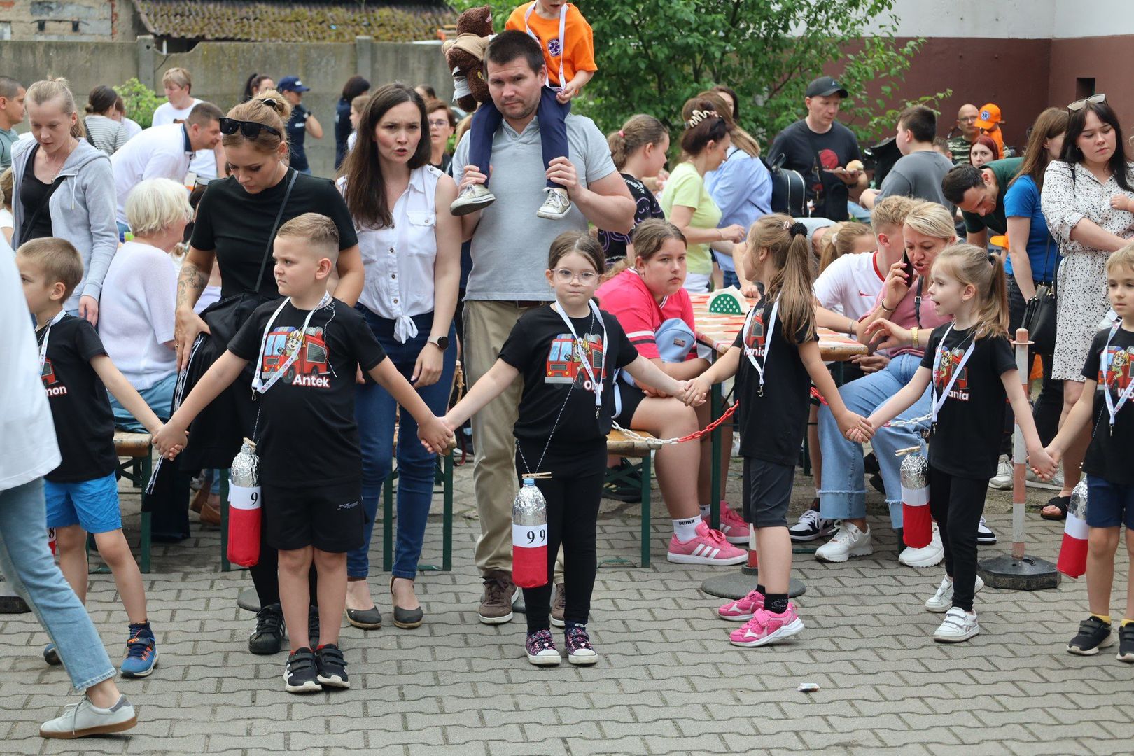 Festyn Rodzinny w Przedszkolu nr 1 „Miś Uszatek&#34; odbył się pn. „Baczność! Spocznij! Nasze służby mundurowe!