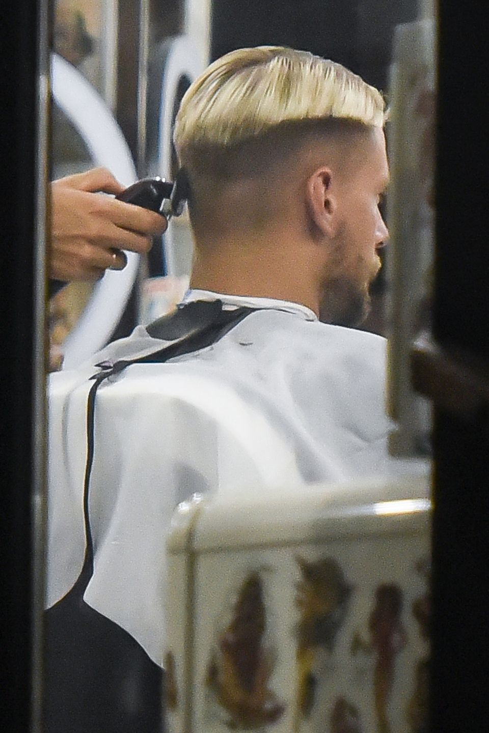 Sebastian Fabijański u fryzjera