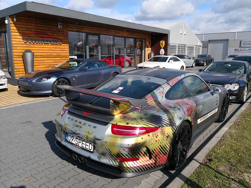 Parking pod salonem Kimbex Dream Cars w Krapkowicach wypełniony jest superautami. Kupują je także miejscowi (fot. Krzysztof Przybyła/Kimbex Dream Cars)