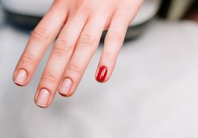 Bruzdy na paznokciach – skąd się biorą i jak się ich pozbyć?