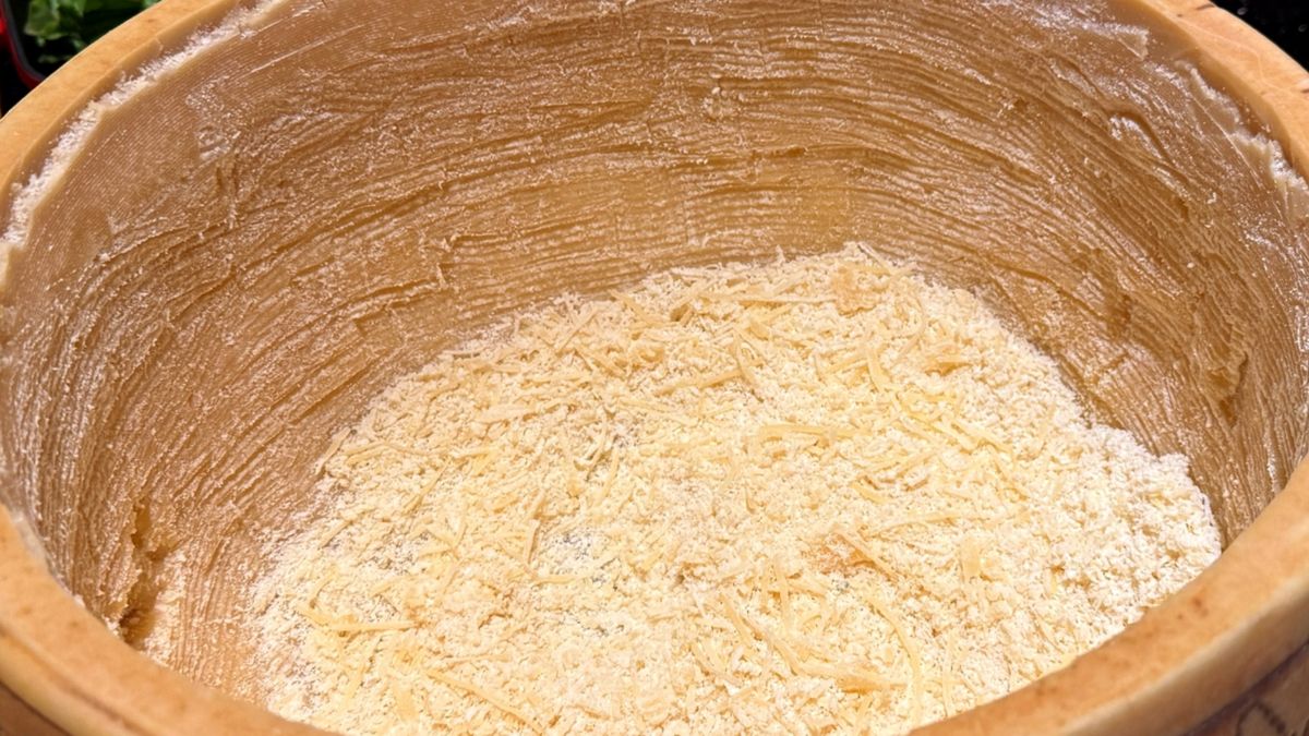 Parmezan to dodatek, który wzbogaca smak i dostarcza cenne składniki.