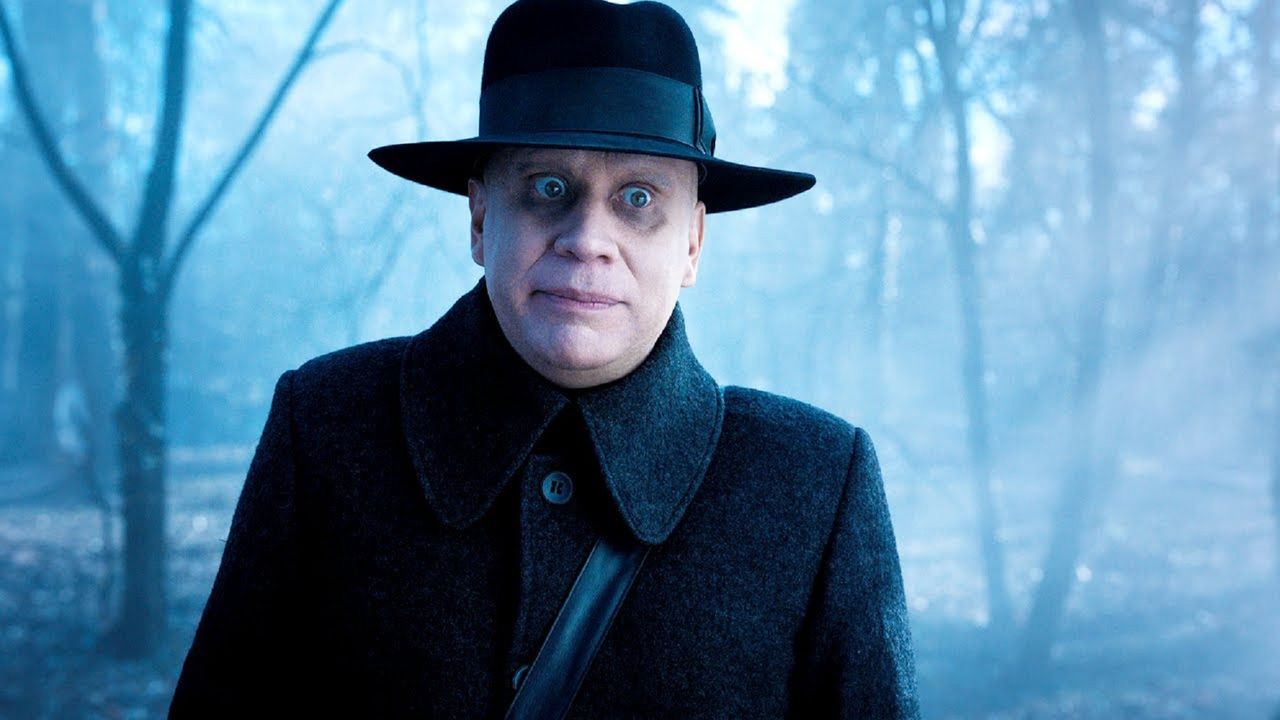 Fred Armisen jako Wujek Foster w "Wednesday"
