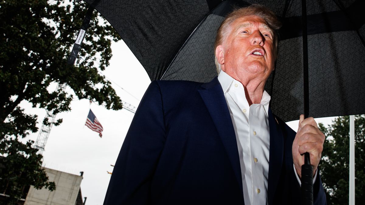 President Trump departs the White House for Illinois
epa13266264 US President Donald Trump holds an umbrella as he speaks to the press before departing from the new South Lawn helipad in Marine One at the White House in Washington, DC, USA, 27 September 2026. Trump is heading to Medinah, Illinois where he will be attending the PGA Tour President's Cup.  EPA/Samuel Corum / POOL 
Dostawca: PAP/EPA.
Samuel Corum / POOL
Government, Politics