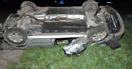 Śmiertelny wypadek w Kłoczewie. Samochód wypadł z drogi i dachował