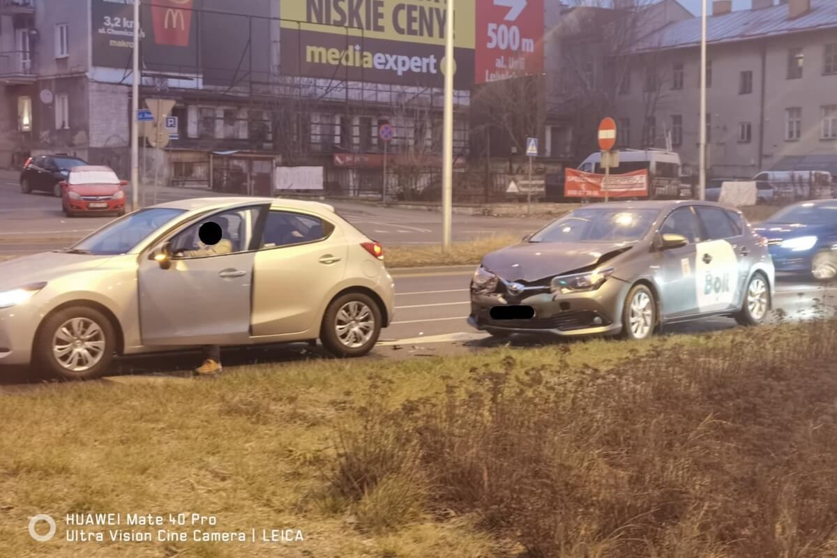 Zderzenie mazdy z toyotą na al. Solidarności w Lublinie