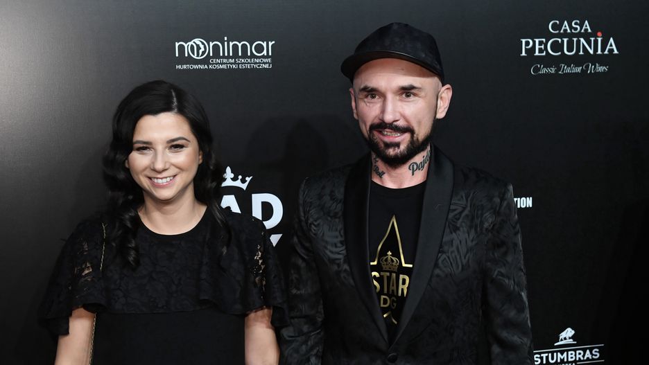 Reżyser Patryk Vega z żoną na premierze nowego filmu