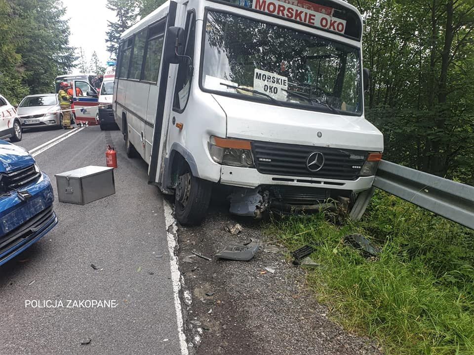 Bus wiozący turystów do Morskiego Oka uderzył w bok auta