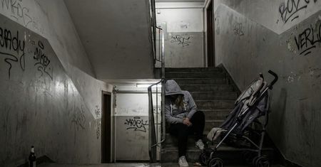 Chwiała się z wózkiem na schodach i ledwo stała na nogach. 34-letnia Ukrainka usłyszała zarzuty