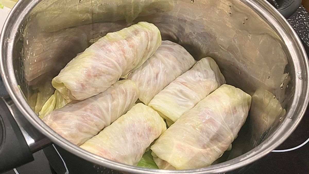 Gołąbki zawinięte w kapustę płaską są równe i nie rozpadają się