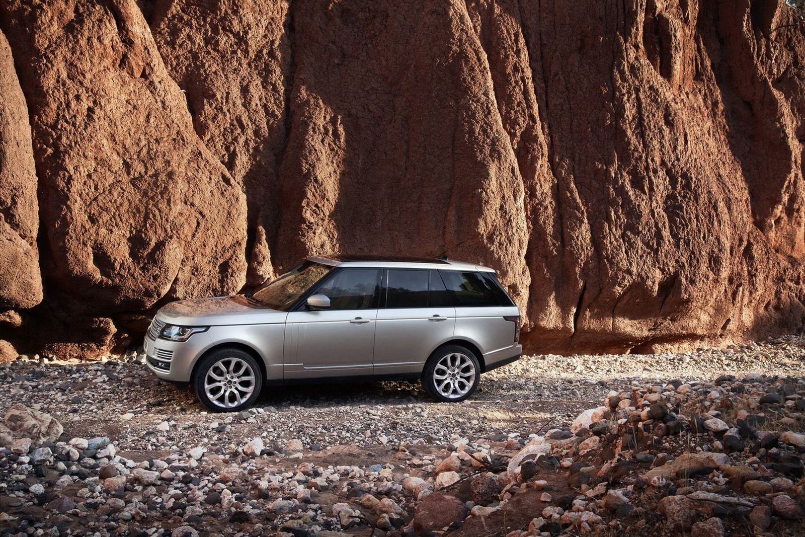 Nowy Ranger Rover (2013) w obszernej galerii 39