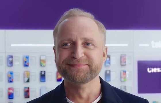 Piotr Adamczyk reklamuje niższy abonament w Play