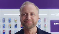 Piotr Adamczyk reklamuje niższy abonament w Play