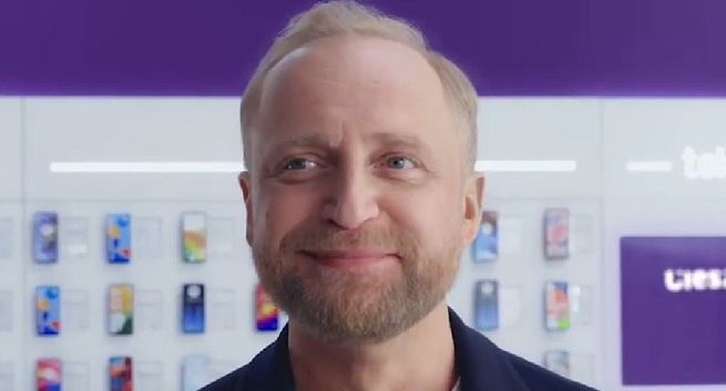 Piotr Adamczyk reklamuje niższy abonament w Play
