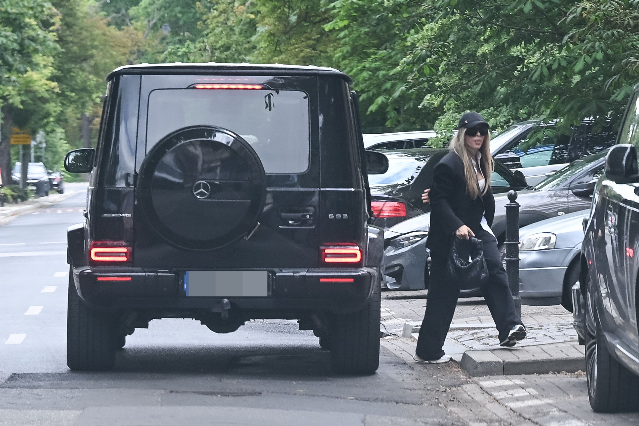 Ewa Chodakowska eksponuje kaloryfer na ulicach Warszawy