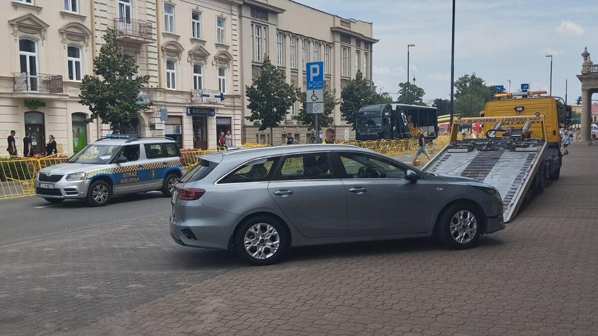 Odholowany samochód z Krakowskiego Przedmieścia przed Tour de Pologne Women