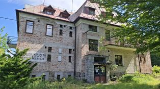 Zwardoń: W PRL-u było jednym z najchętniej odwiedzanych schronisk w Beskidach. Od lat stoi puste. Rozpoczął się długo wyczekiwany remont