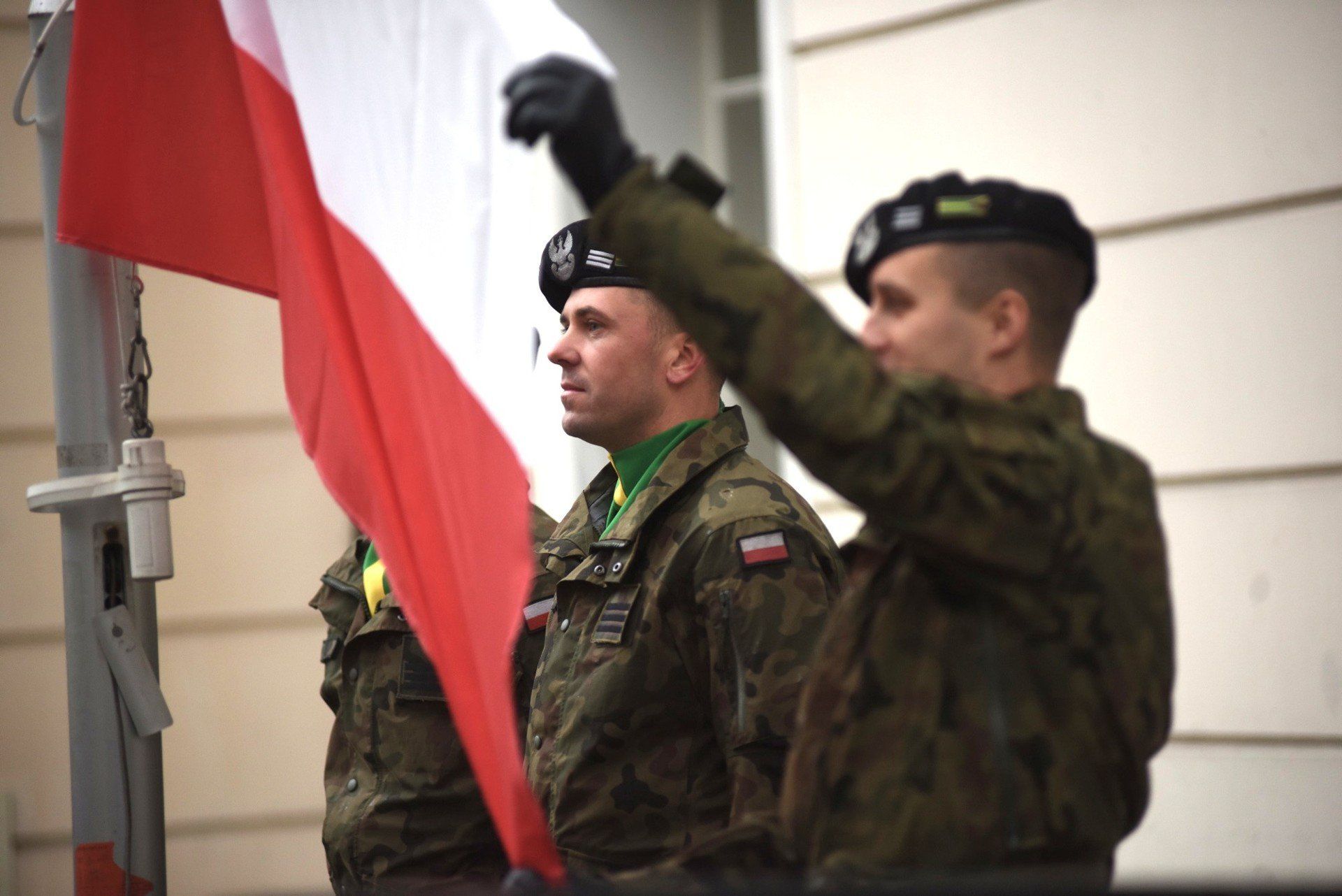 Zgromadzenie patriotyczne przy ratuszu w Zielonej Górze