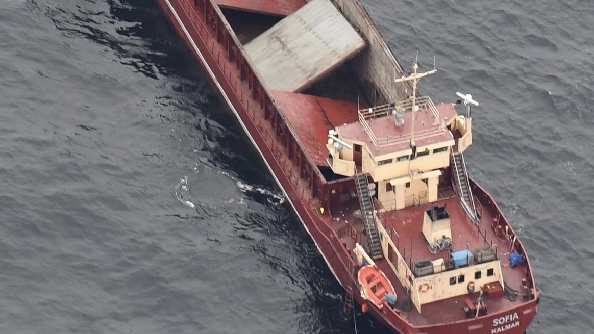 Uszkodzony statek w redzie portu w Gdyni.