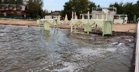 Mietków. Bardzo wysoki poziom wody w zalewie. Zniszczona plaża i strefa wypoczynku