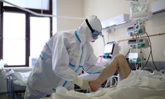 Nowa mutacja koronawirusa z Kent. "Może być dominująca na całym świecie"